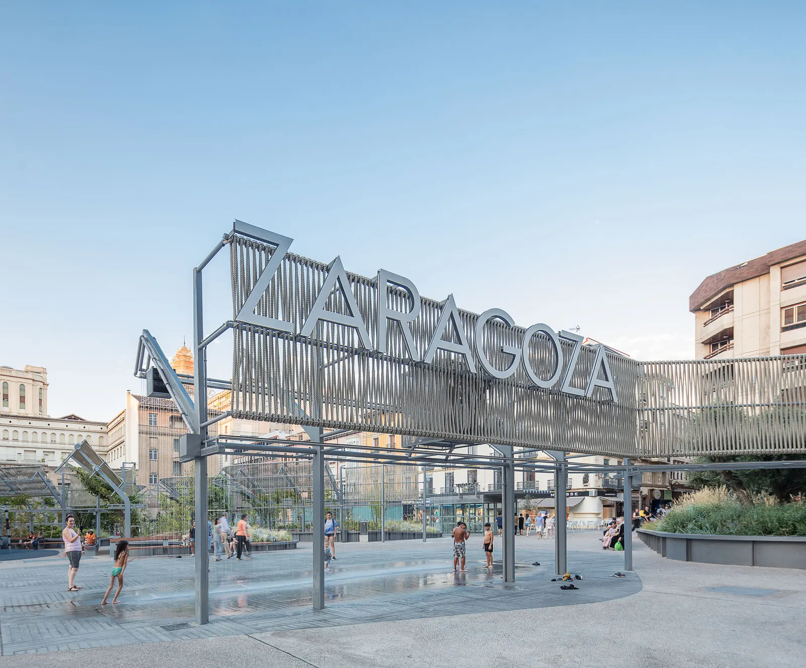 Plaza Salamero: инфраструктура, ландшафт и город / Hector Fernández Elorza