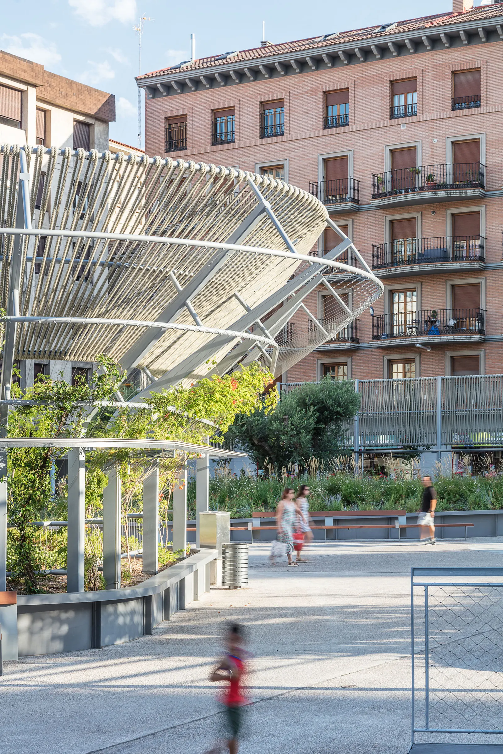 Plaza Salamero: инфраструктура, ландшафт и город / Hector Fernández Elorza