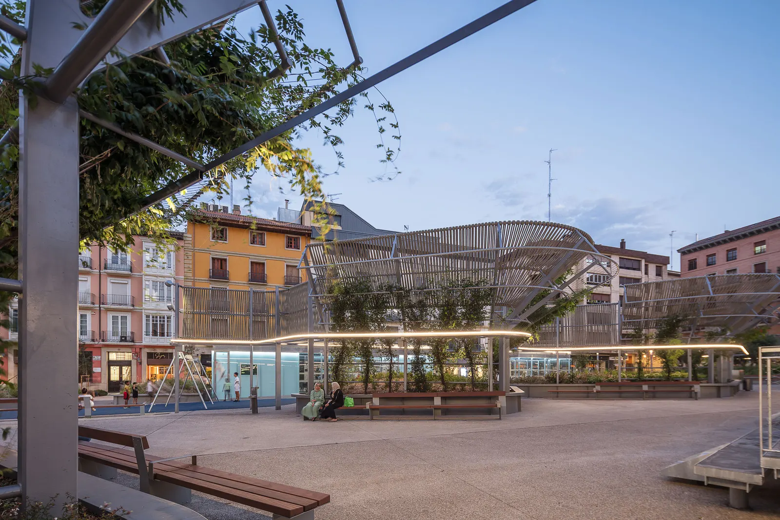 Plaza Salamero: инфраструктура, ландшафт и город / Hector Fernández Elorza