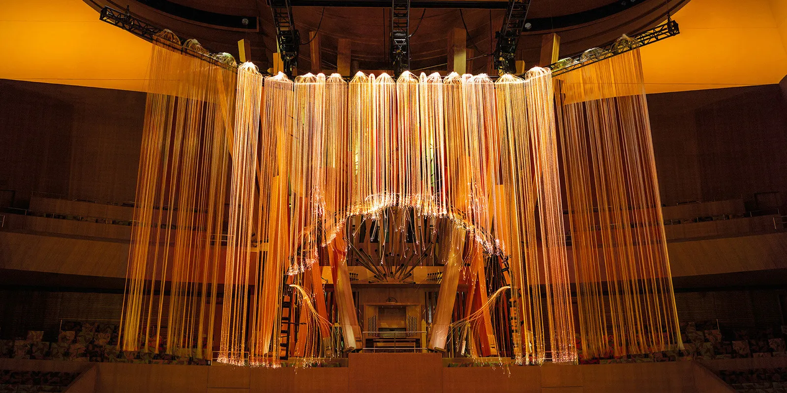 RADIANCE Гриманы Аморос: световая скульптура над оркестром в Walt Disney Concert Hall