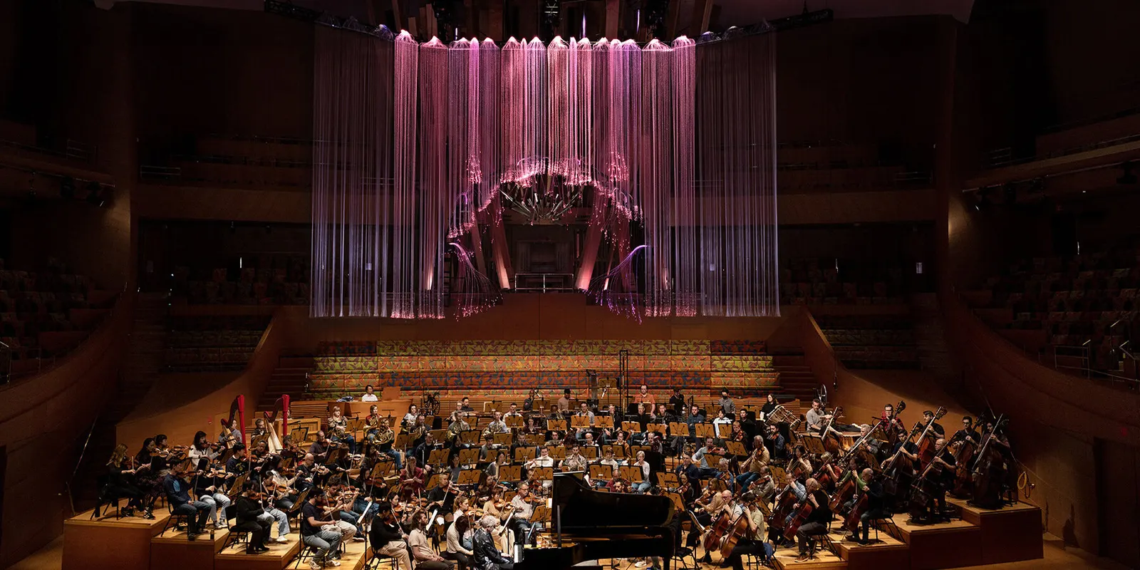 RADIANCE Гриманы Аморос: световая скульптура над оркестром в Walt Disney Concert Hall