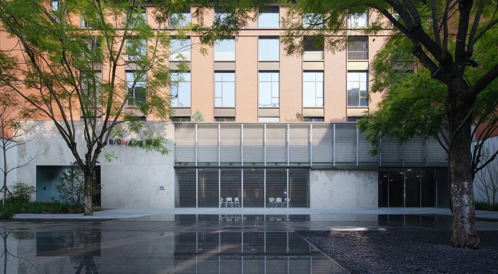RICHAUS / Vari Architects — общественное переосмысление офисного здания в Чунцине