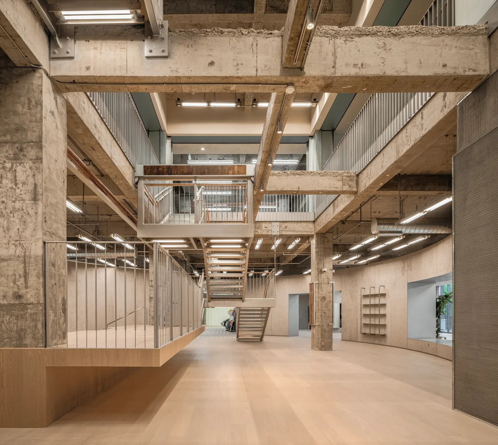 RICHAUS / Vari Architects — общественное переосмысление офисного здания в Чунцине
