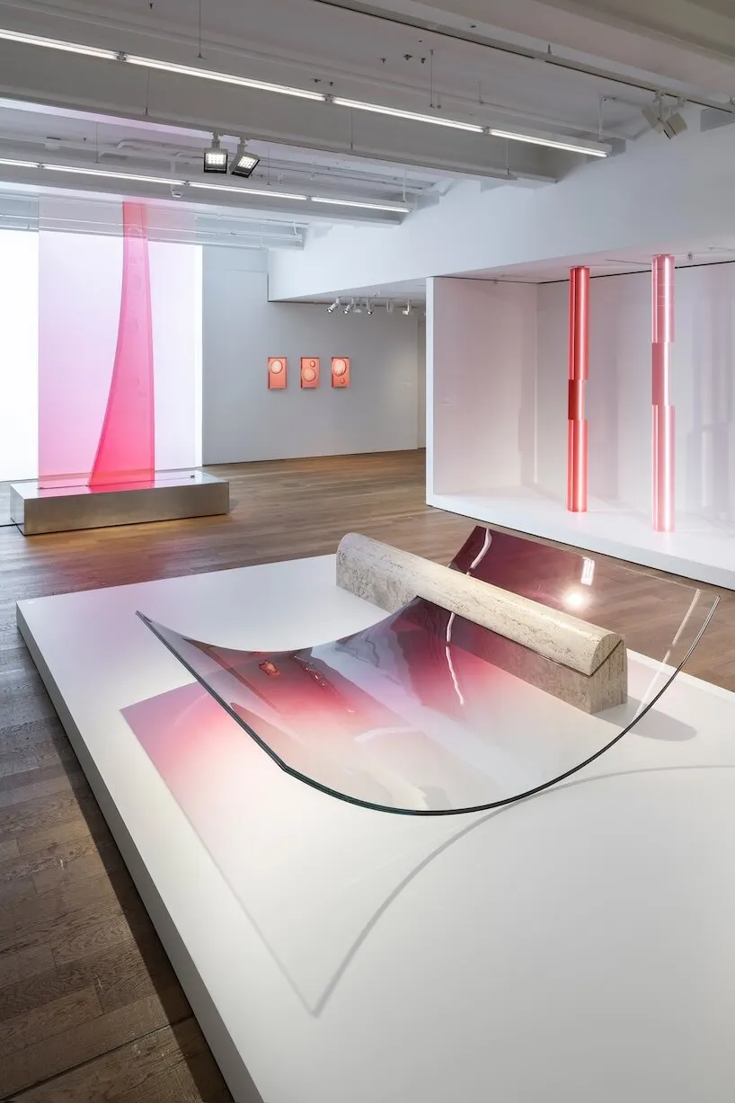 Sabine Marcelis превращает свет и цвет в иммерсивные пространства в Museum für Gestaltung Zürich