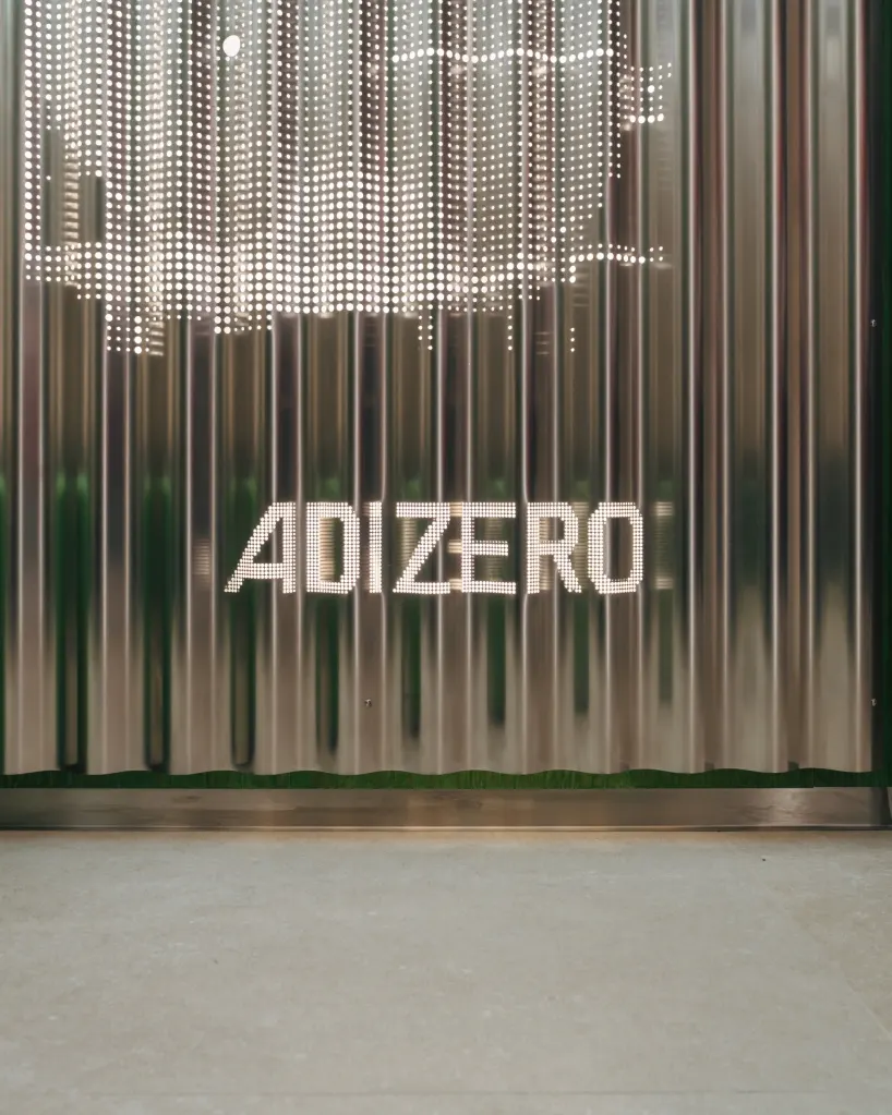 Spacon создала две site-specific инсталляции для флагманского магазина adidas в Копенгагене