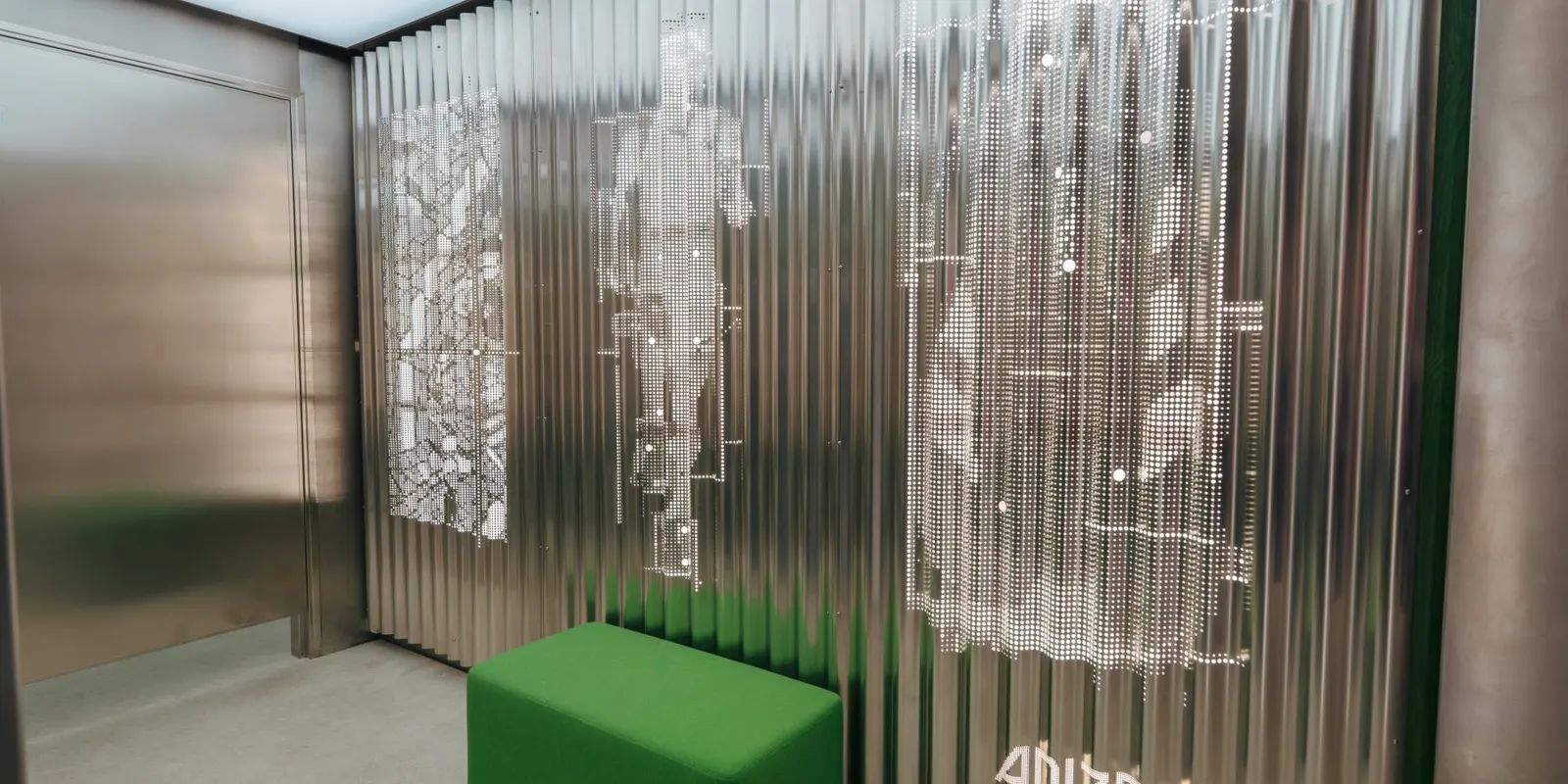 Spacon создала две site-specific инсталляции для флагманского магазина adidas в Копенгагене