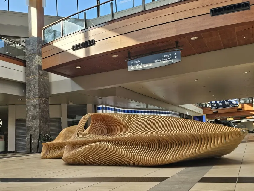 Параметрическая деревянная скамья STRATUM стала скульптурным объектом в Haywood Mall