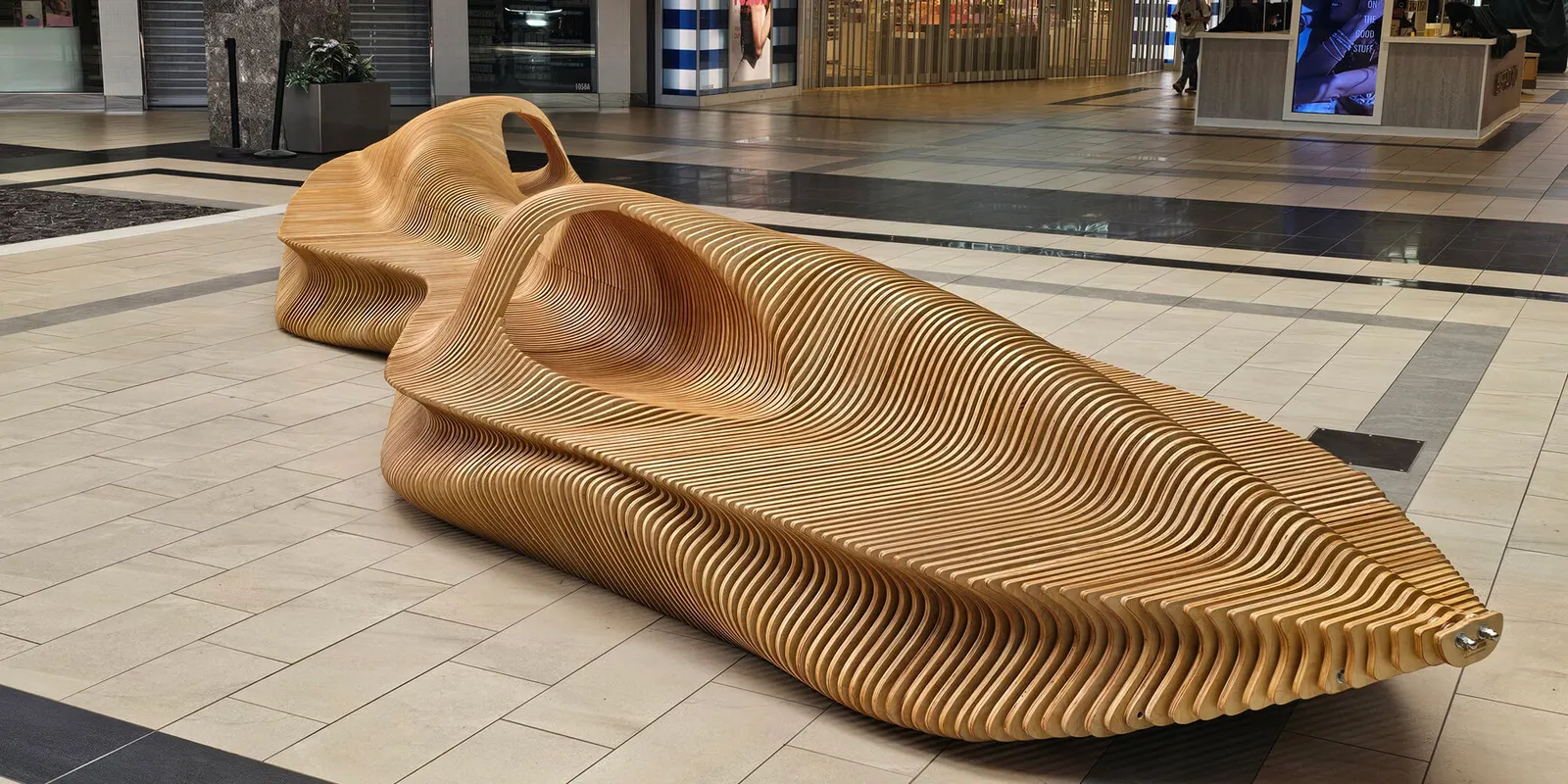 Параметрическая деревянная скамья STRATUM стала скульптурным объектом в Haywood Mall
