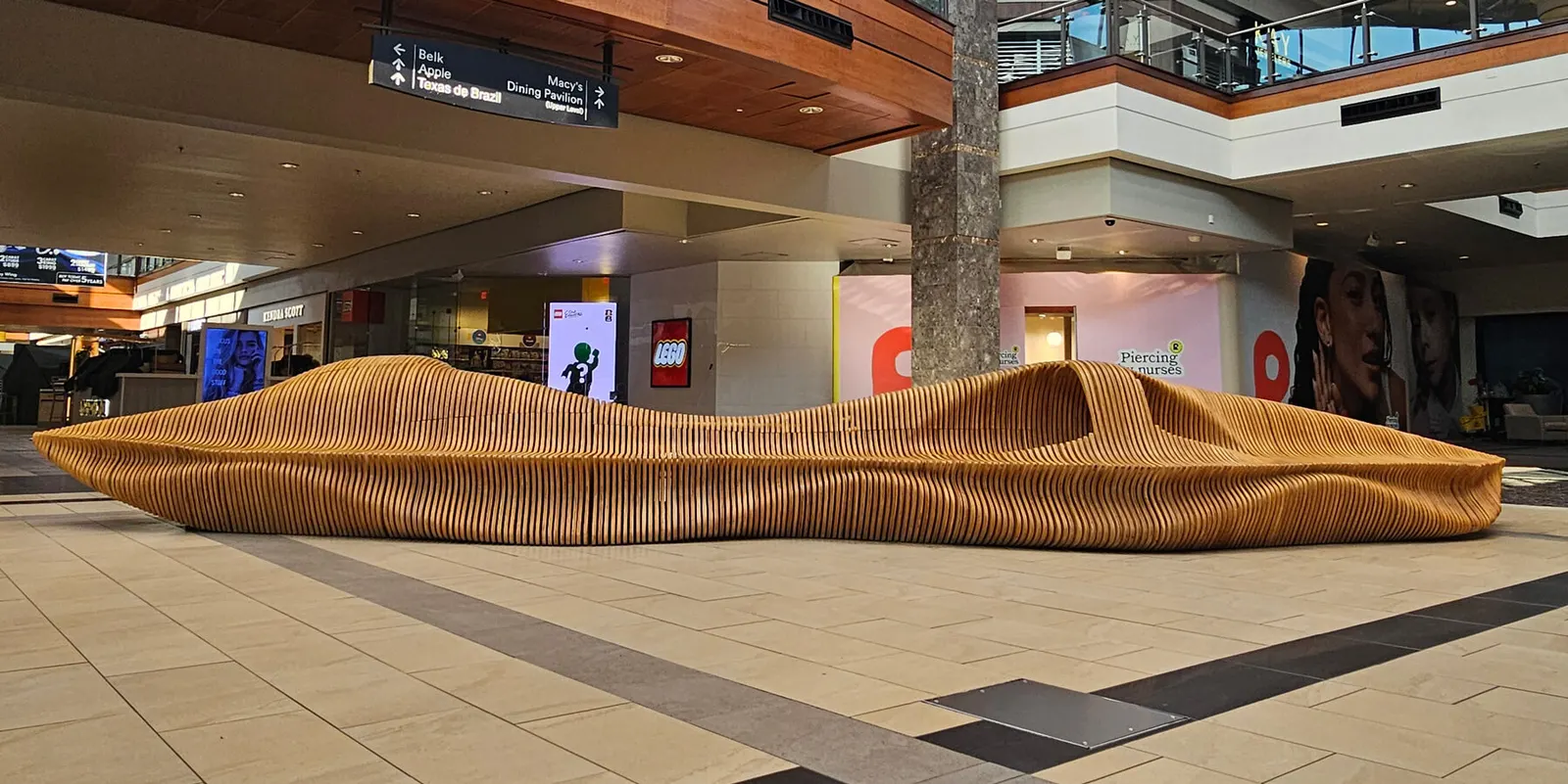 Параметрическая деревянная скамья STRATUM стала скульптурным объектом в Haywood Mall