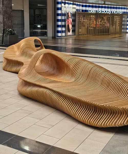 Параметрическая деревянная скамья STRATUM стала скульптурным объектом в Haywood Mall