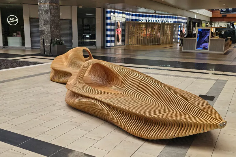 Параметрическая деревянная скамья STRATUM стала скульптурным объектом в Haywood Mall