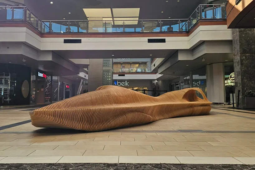 Параметрическая деревянная скамья STRATUM стала скульптурным объектом в Haywood Mall