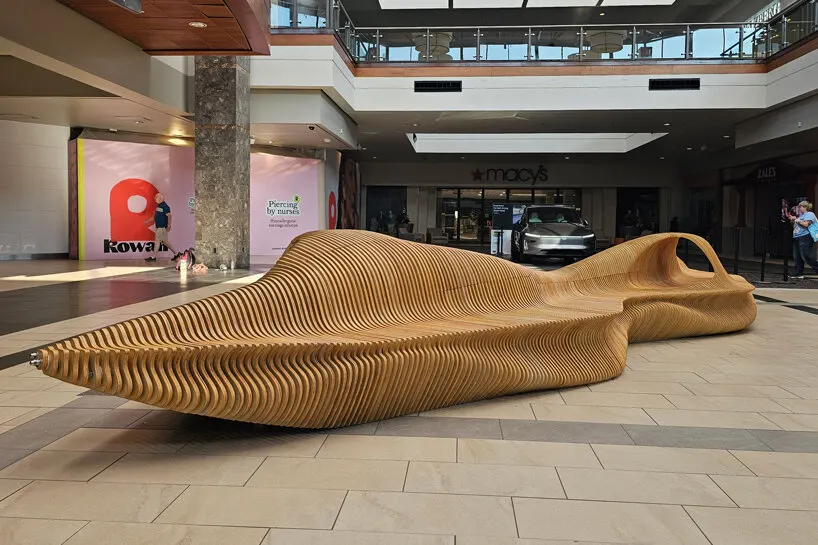 Параметрическая деревянная скамья STRATUM стала скульптурным объектом в Haywood Mall