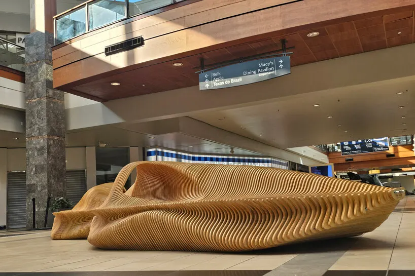 Параметрическая деревянная скамья STRATUM стала скульптурным объектом в Haywood Mall