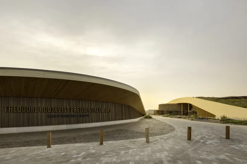 Studio Loutsis разработала деревянную систему навигации для Theodore Roosevelt Presidential Library в Мedora