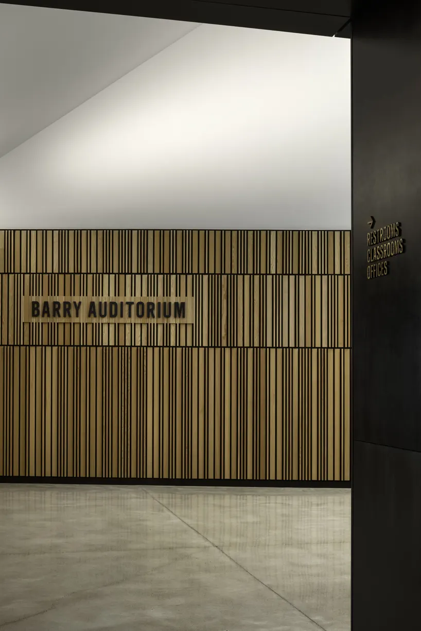 Studio Loutsis разработала деревянную систему навигации для Theodore Roosevelt Presidential Library в Мedora