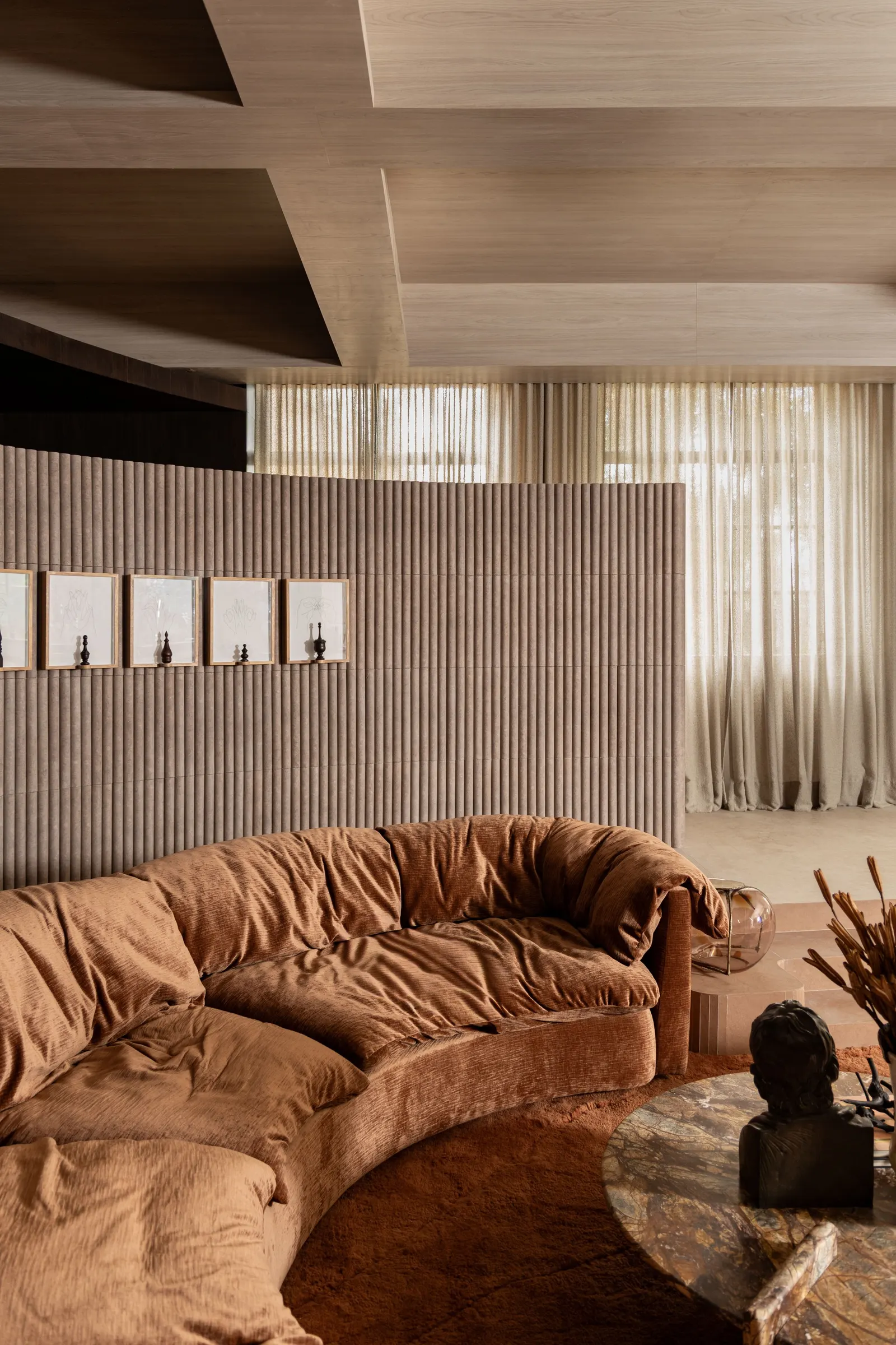 MAGMA House / SUITE в Сан-Паулу: тёплый интерьер с криволинейными формами для CASACOR 2026