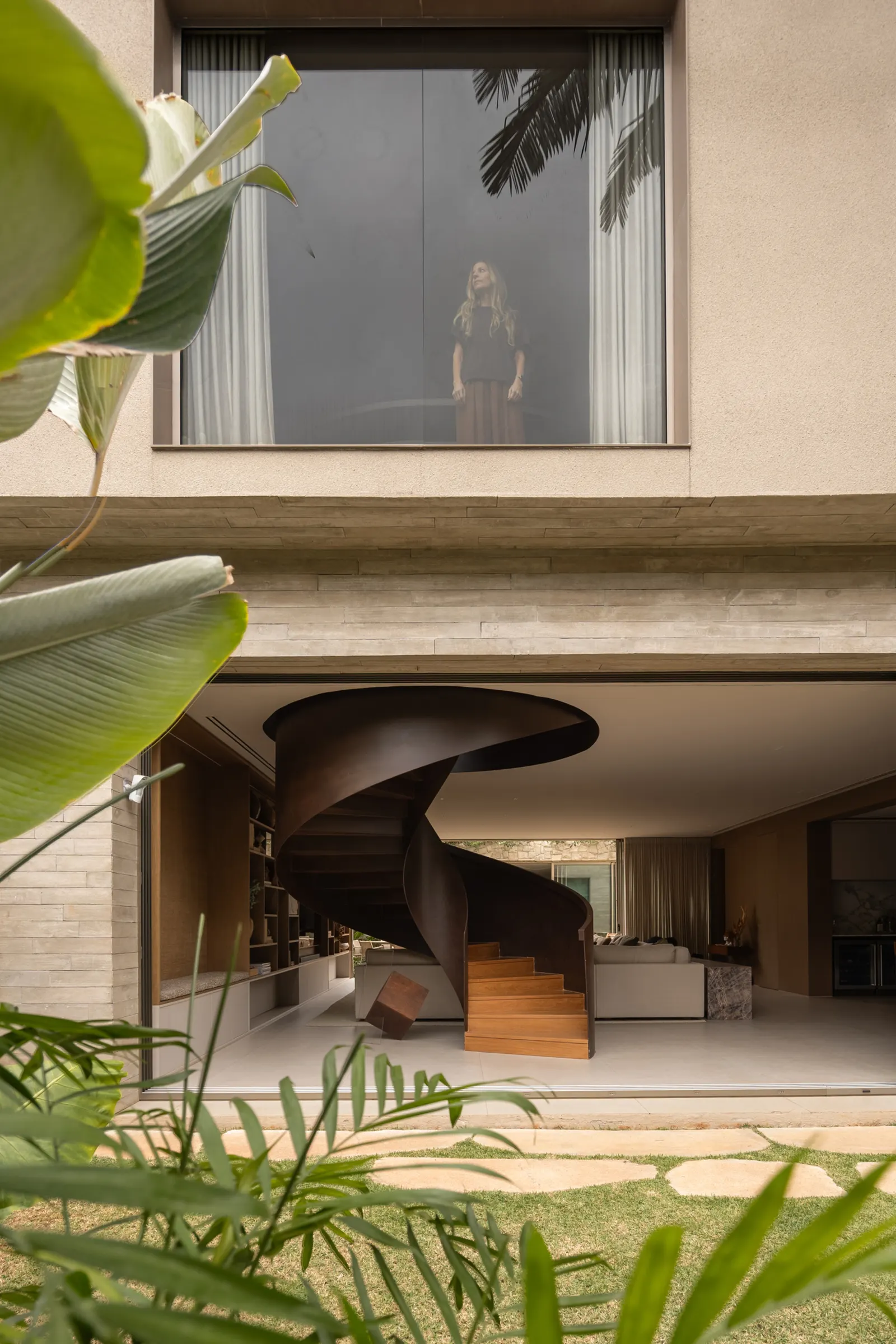 JCB House / SUITE: дом в Сан-Паулу, выстроенный на балансе пустот и объемов