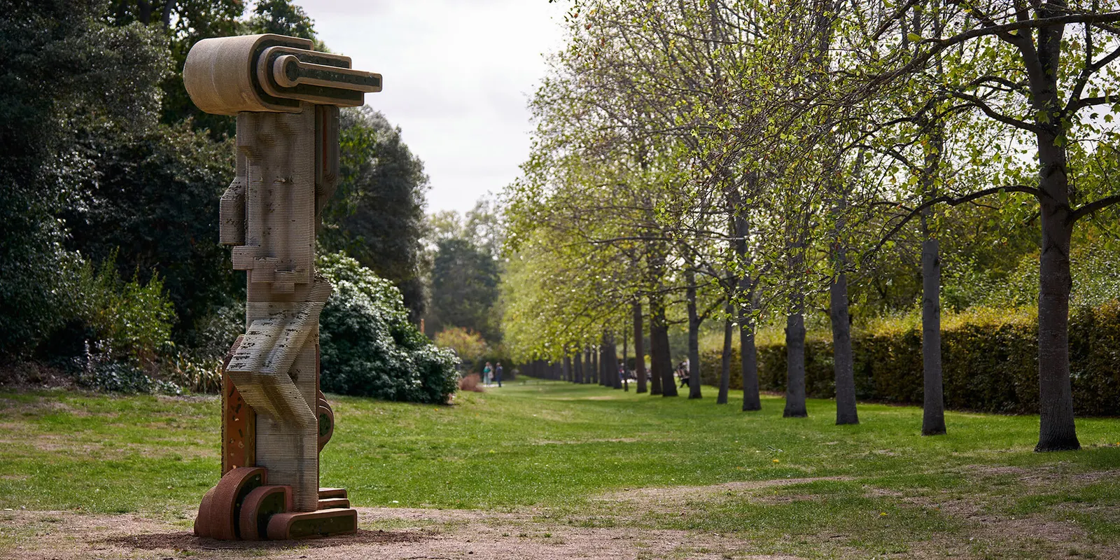 Три 3D-печатные бетонные скульптуры Матяша Хохолы показали на Frieze Sculpture 2026 в Лондоне