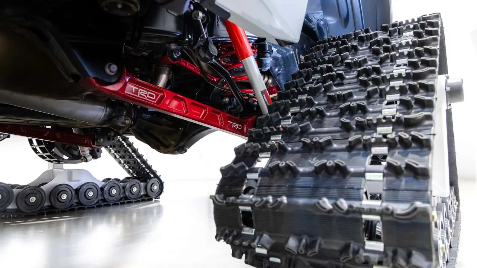 Toyota представила пять концептов Snowhunter на снежных гусеницах к SEMA 2026