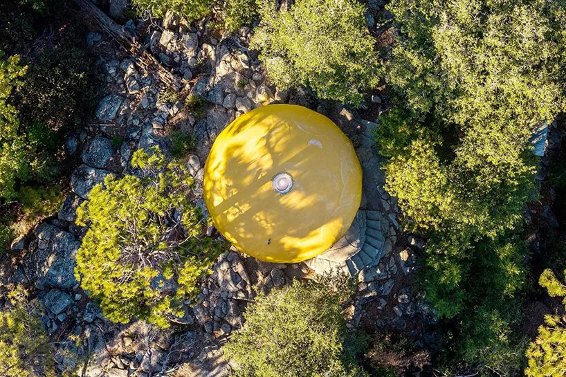 UFO-образный Futuro House в Калифорнии: редкий пример футуризма 1960-х вышел на рынок