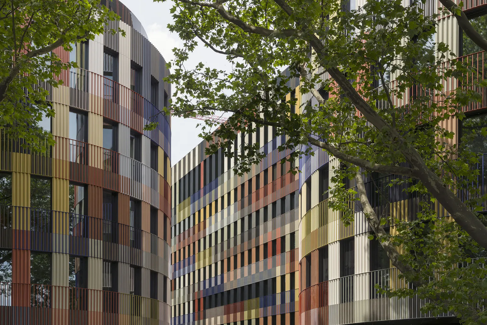 UN-Habitat выделяет жилищные инициативы, а sauerbruch hutton завершает timber-hybrid здание в Берлине: обзор недели