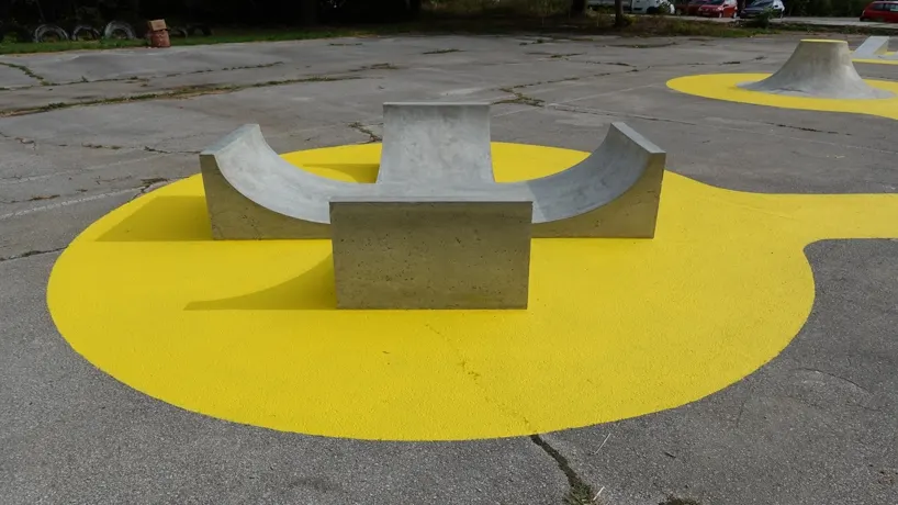 Concrete letterforms by XPOME превращены в скульптурный мини-скейтпарк в Габрово