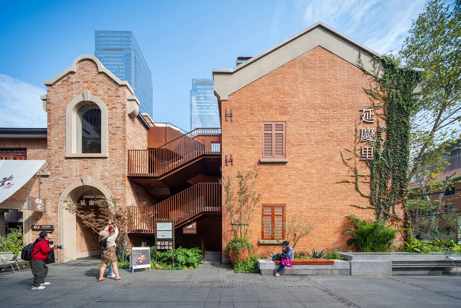 Yanqing Li Commercial Renovation / Mix Architecture