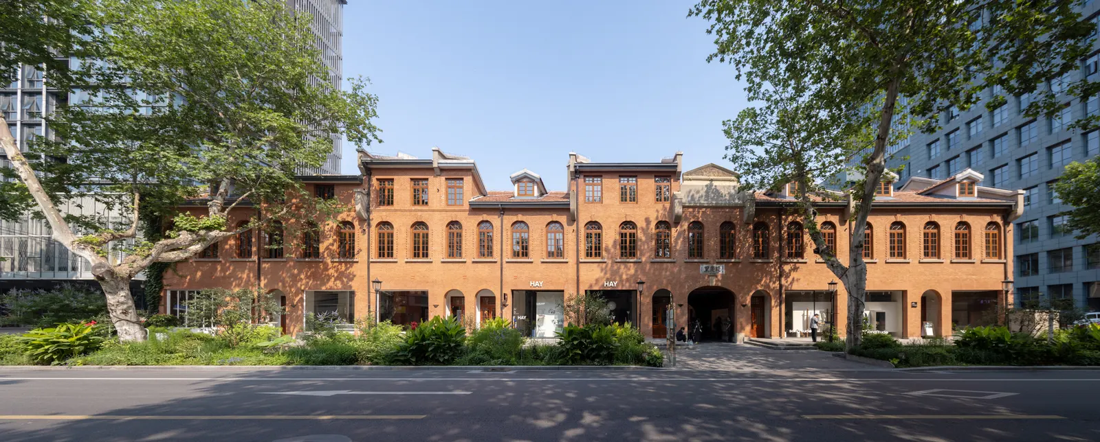 Yanqing Li Commercial Renovation / Mix Architecture