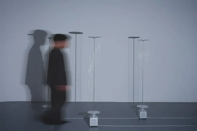 Yotaro Sakamoto создал кинетическую колонну, превращающую движение людей в меняющиеся тени